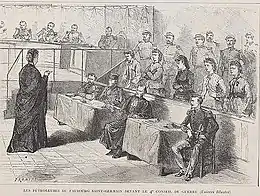 Groupe dans une salle de tribunal dont 5 femmes sur le banc des accusées