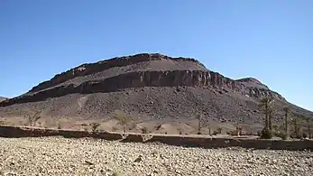 Montagnes autour du site préhistorique, où l'on trouve des marques de l'ancienne présence d'eau.