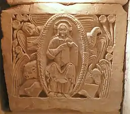 Pierre gravée représentant un Christ en mandorle entouré d'un ange, d'un lion, d'un bœuf et d'un aigle.