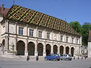 Hotel de Ville Renaissance de 1568, en tuile vernissée de Bourgogne