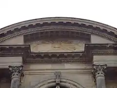 Le grand fronton cintré de la façade principale de la cathédrale, avec le triangle symbolisant la Sainte Trinité.