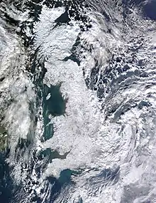 Photographie satellite de la Grande-Bretagne par une journée d'hiver enneigé