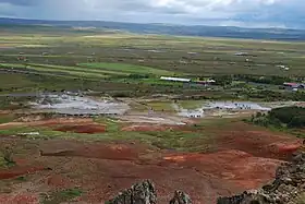 Vue de la plus grande partie des sources chaudes du champ géothermique de Geysir depuis la Laugarfjall.