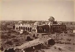 Photographie de 1880 de la mosquée de Gulbarga construite en 1367.