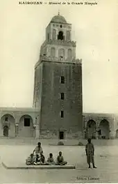 Photographie d'époque du minaret, vu depuis la cour.
