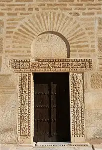 Arc de décharge appareillé surmontant le linteau sculpté de la porte du minaret de la Grande Mosquée de Kairouan, en Tunisie.