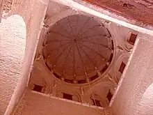Vue intérieure de la coupole à nervures, appelée coupole du bahou, qui se dresse à l'entrée de la nef centrale.