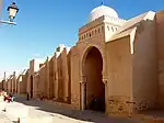 Vue de l'un des porches du mur occidental de l'enceinte de la Grande Mosquée de Kairouan, en Tunisie.