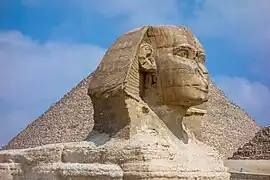 Le Sphynx en perspective de la pyramide. Mai 2023.