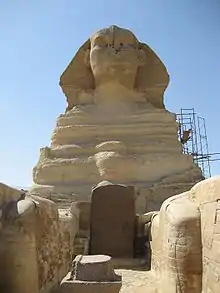 Stèle du Songe de Thoutmosis IV entre les pattes de Sphinx de Gizeh.
