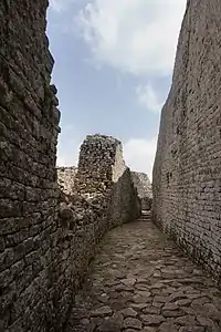 Intérieur du passage resserré menant à la tour.