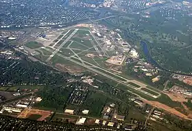 Vue aérienne de l'aéroport en mai 2007.