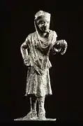 Figurine en bronze d'un acteur tenant un masque, v. 150-100 av. J.-C. Walters Art Museum.
