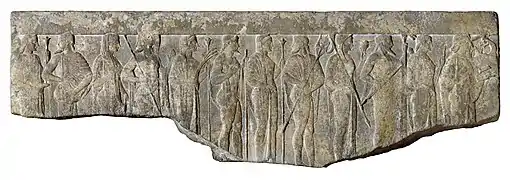 Procession des douze divinités olympiennes, de gauche à droite : Hestia, Hermès, Aphrodite, Arès, Déméter, Héphaïstos, Héra, Poséidon, Athéna, Zeus, Artémis, Apollon. Bas-relief du Ier siècle av. J.-C. ou du Ier siècle ap. J.-C. Walters Art Museum.