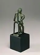Statuette d'un homme assis, buvant (?). Bronze, Élide,750-700.Walters Art Museum