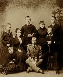 Photographie montrant un groupe de huit personnes vêtus de costumes sombres