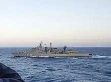 Photographie d'une frégate militaire naviguant sur la mer.