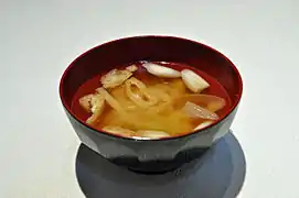 Soupe miso à l'oignon vert.