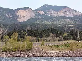 Vue du versant sud-est du sommet depuis la gorge du Columbia.