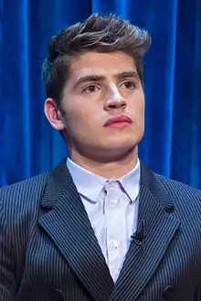 Gregg Sulkin interprète Liam Booker