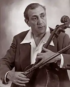 photo : un homme tenant son violoncelle