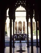 La civilisation islamique, dans son expression andalouse aux façades incrustées de stuc peint.