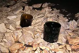 Pièges à insectes (fonds de bouteilles sciées) découverts dans le gouffre de la Grenade.