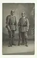 Des réservistes en uniforme gris avec casque avant la marche en 1914