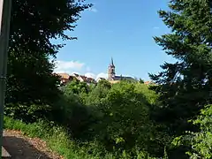 Vue sur l'église et une partie du milieu du village.