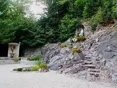 La grotte de Lourdes au sud-est du village.