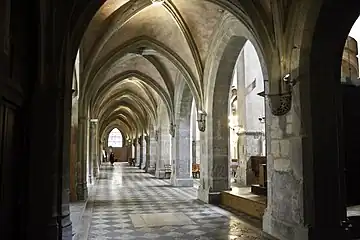 Le bas-côté extérieur sud, ancienne aile du cloître.