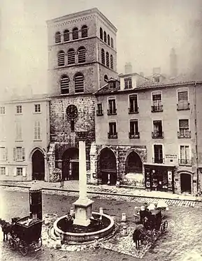 La cathédrale en 1880 avant la construction de la façade en ciment moulé.