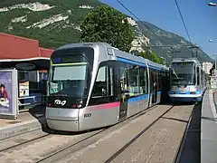 Une rame Citadis 402 et une rame TFS au terminus La Poya de la ligne A.
