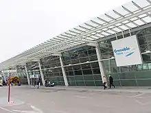 Photo de l'aérogare de l'aéroport de Grenoble-Alpes-Isère.
