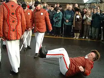 Le capitaine de la troupe du Grenoside est symboliquement décapité : les autres danseurs lèvent d'un geste leurs lames à partir de son cou (noël 2004).