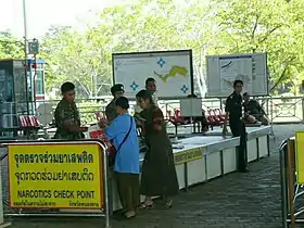 Soldats laotiens contrôlant des voyageurs à proximité du pont de l'amitié lao-thaïlandaise.