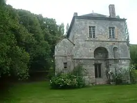 Vestiges de l'abbaye de Grestain (base médiévale avec un étage supérieur du XVIIIe siècle).