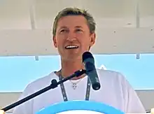 Photographie de Gretzky prononçant un discours