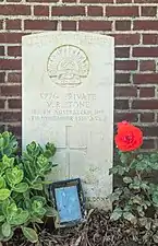 La tombe de V.R. Stone avec sa photo.