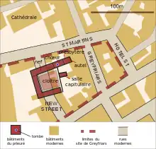 Plan montrant en superposition le tracé des bâtiments médiévaux, organisés autour d'un cloître carré, et le tracé des rues actuelles, qui ne suit pas du tout les bâtiments disparus.