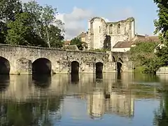 Pont et ruines vus depuis la rive droite du Loing.