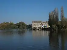 La Mayenne, le Grand Moulin à Grez.