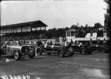 Photo de quatre voitures sur la grille de départ du Grand Prix de Monza 1932.