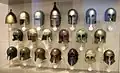 Types de casques grecs anciens ; ligne du haut, troisième à partir de la gauche : casque de type illyrien. Antikensammlung au Altes Museum, Berlin.