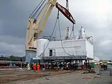 Le transporteur de colis lourds Grietje livre une installation pour un pétrolier, à Brest.