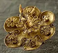 Broche au protomé de griffon, électrum, v. 625-600 av. J.-C. Nécropole de Camiros, Rhodes. Musée du Louvre.