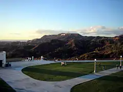 Le mont Lee et le panneau Hollywood vus depuis l'observatoire.