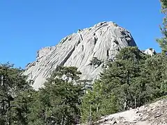 « Griffures » sur les parois de syénite.