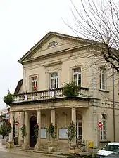 Hôtel de ville construit en 1857 à l'emplacement des anciennes halles et boucherie du XVIe siècle.