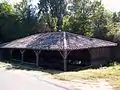 Le lavoir dit de Ferbos sur la route de Flaujacq (sept. 2012).